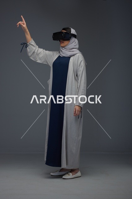 امرأة سعودية تستخدم نظارة الواقع الافتراضي في استوديو