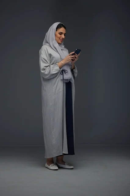 امرأة سعودية تستخدم الهاتف الذكي في الاستوديو