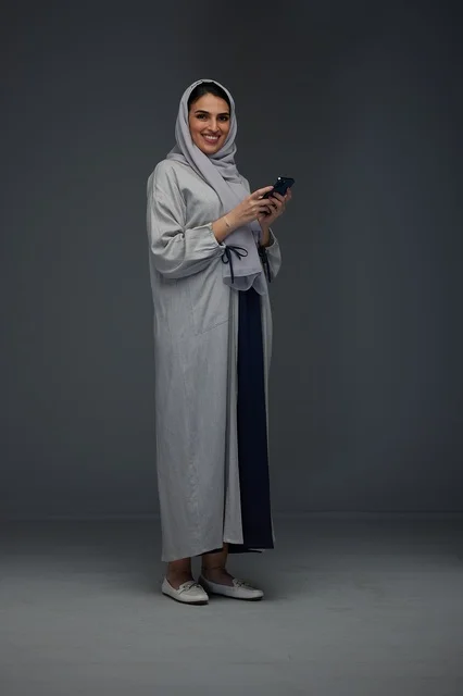 امرأة سعودية تستخدم هاتف ذكي في استوديو