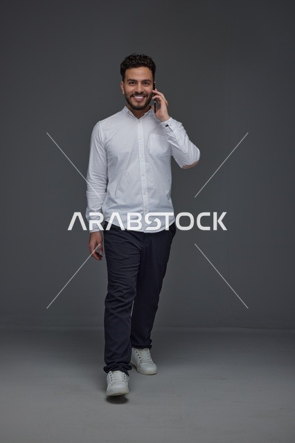 رجل سعودي يتحدث عبر الهاتف في الاستوديو