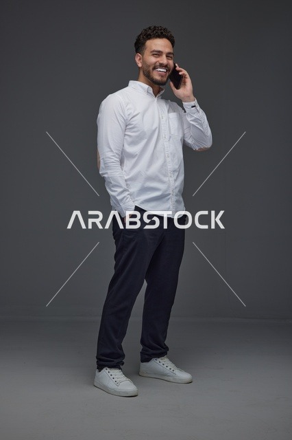 رجل سعودي يتحدث عبر الهاتف في الاستوديو