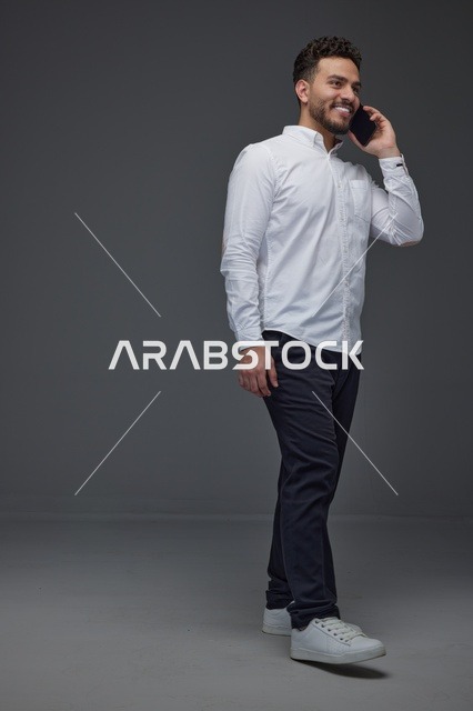 رجل سعودي يتحدث عبر الهاتف في استوديو