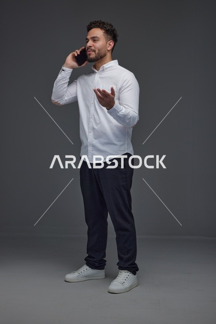 رجل سعودي يتحدث عبر الهاتف في الاستوديو
