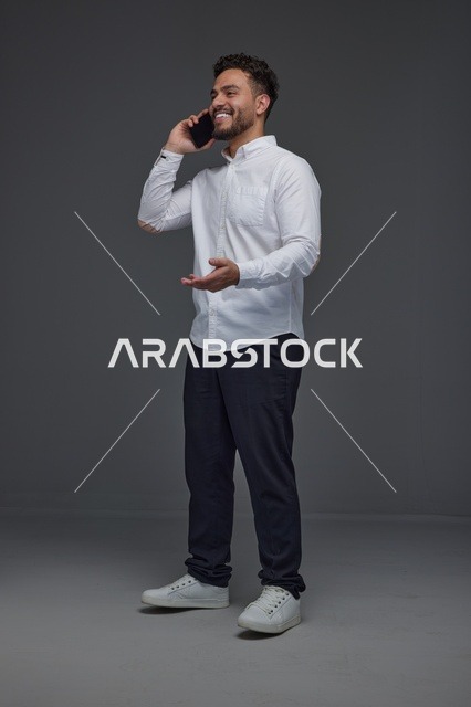 رجل عربي يتحدث عبر الهاتف في استوديو