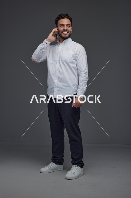 رجل سعودي يتحدث عبر الهاتف في لقطة استوديو