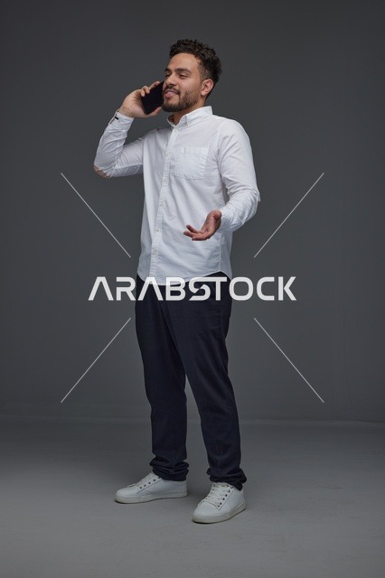 رجل سعودي يتحدث عبر الهاتف في الاستوديو