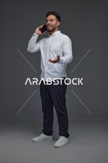 رجل عربي يتحدث عبر الهاتف في الاستوديو