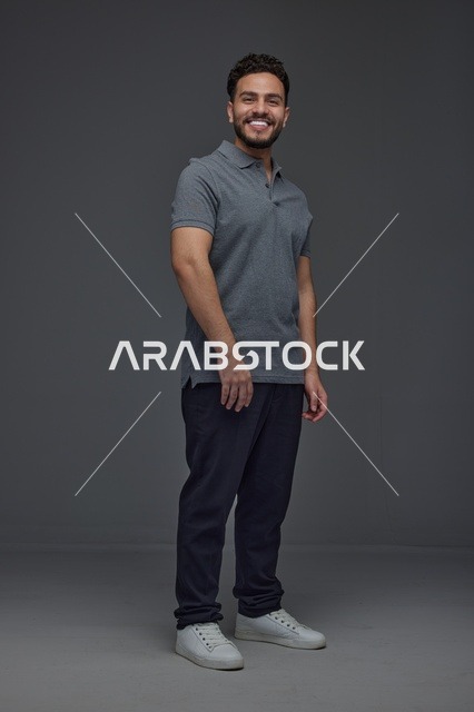 رجل سعودي مبتسم بملابس كاجوال داخل استوديو