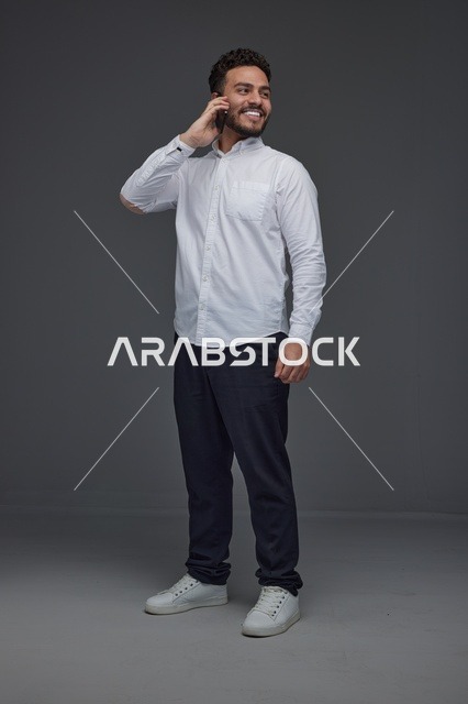 رجل سعودي يتحدث عبر الهاتف المحمول في استوديو تصوير