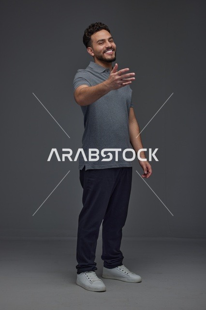 رجل سعودي يمد يده للمصافحة بابتسامة