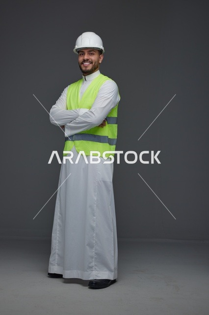 مهندس سعودي بخوذة الأمان وسترة السلامة الفسفورية