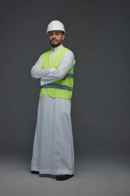 مهندس سعودي بسترة السلامة والخوذة الواقية