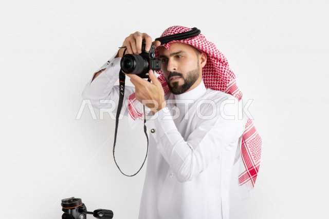 بورتريه رجل سعودي ، مصور خليجي ، كاميرا عالية الدقة ، حامل الكاميرا ، خلفية بيضاء