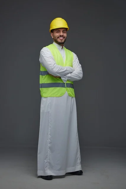مهندس سعودي بخوذة الأمان وسترة السلامة في الاستوديو