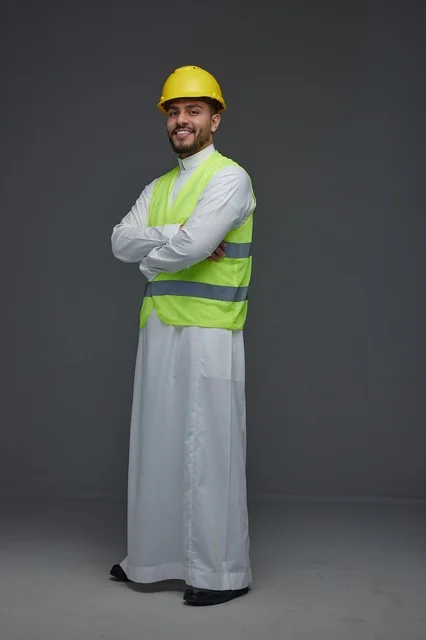 مهندس سعودي بخوذة الأمان وسترة السلامة
