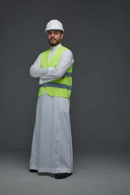 مهندس سعودي يرتدي سترة السلامة والخوذة في الاستديو