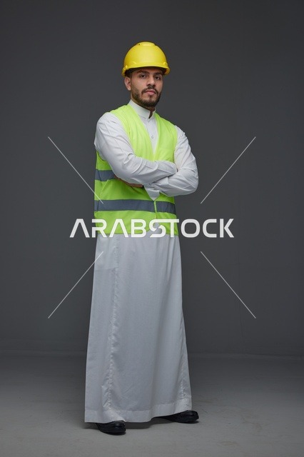 مهندس سعودي بملابس السلامة في الاستوديو