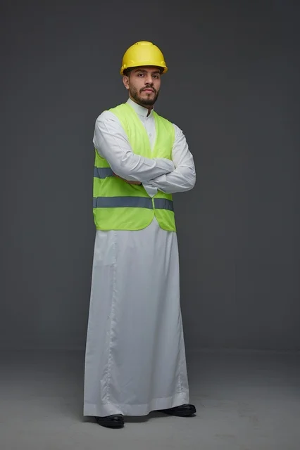 مهندس سعودي بملابس السلامة في الاستوديو