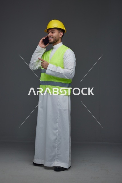 مهندس سعودي بزي الأمان يتحدث عبر الهاتف الجوال