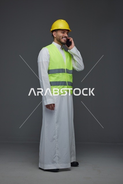 مهندس سعودي بسترة الأمان يتحدث عبر الجوال