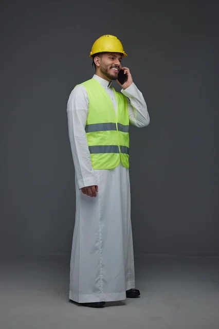 مهندس سعودي بسترة الأمان يتحدث عبر الجوال