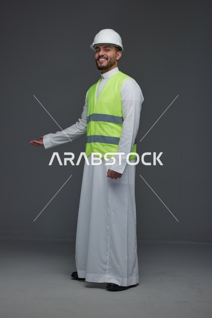 مهندس سعودي بزي السلامة والخوذة في الاستوديو