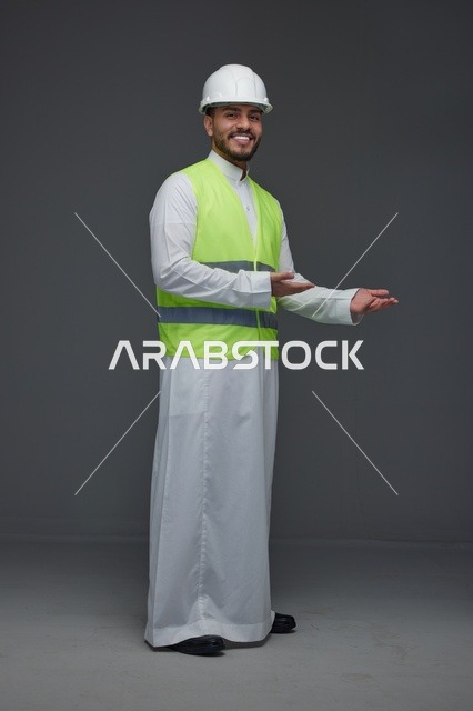 مهندس سعودي يرتدي سترة أمان وخوذة مهنية