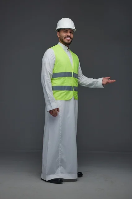 مهندس سعودي يرتدي سترة أمان وخوذة في الاستوديو