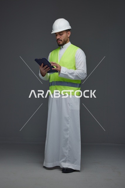 مهندس سعودي يستخدم جهاز لوحي بمعدات السلامة