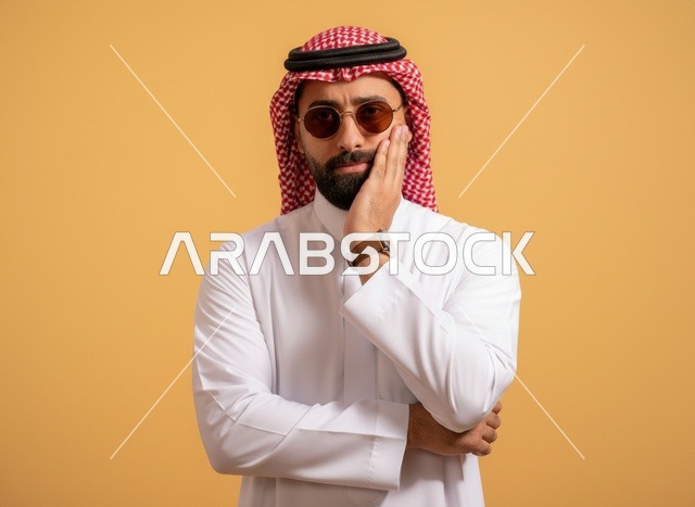 رجل سعودي بالثوب والشماغ التقليدي في الاستوديو