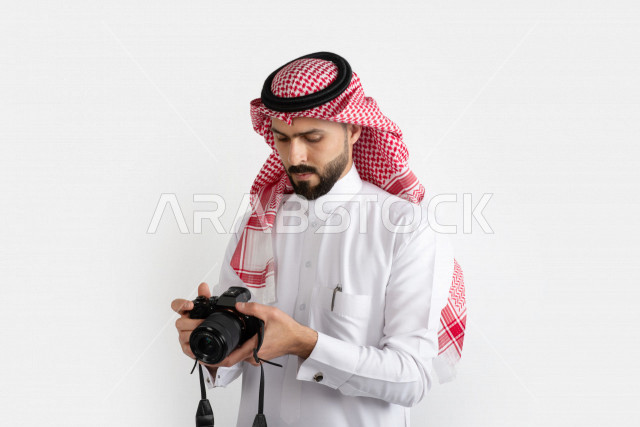 بورتريه رجل سعودي ، مصور خليجي ، كاميرا عالية الدقة ، خلفية بيضاء
