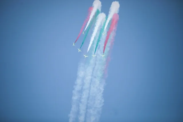 عروض جوية بمناسبة اليوم الوطني السعودي بالدخان الملون