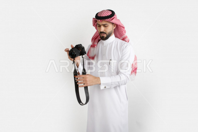 بورتريه رجل سعودي ، مصور خليجي ، كاميرا عالية الدقة ، خلفية بيضاء