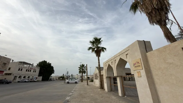 مدخل قلعة تاروت التاريخية في القطيف مع أشجار النخيل