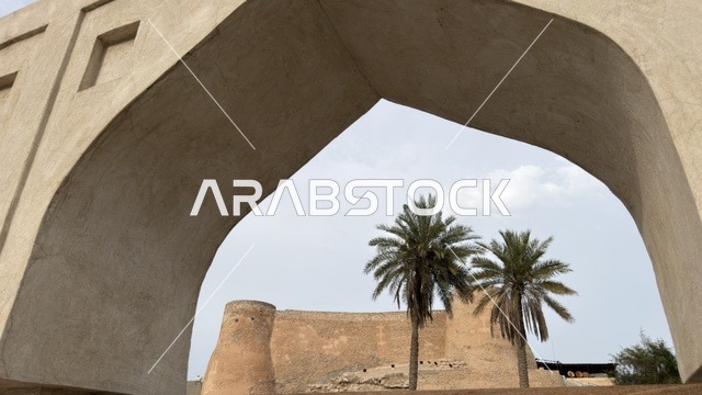 قلعة تاروت التاريخية في القطيف من خلال قوس معماري