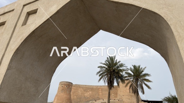 قلعة تاروت القطيف من خلال قوس حجري