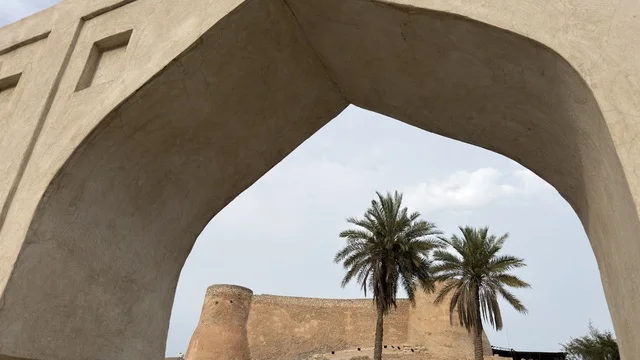 قلعة تاروت القطيف من خلال قوس حجري