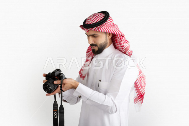 بورتريه رجل سعودي ، مصور خليجي ، كاميرا عالية الدقة ، خلفية بيضاء