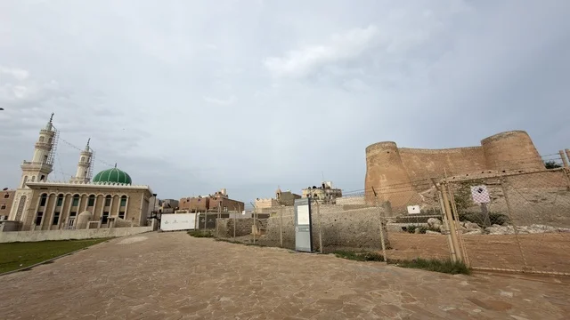 قلعة تاروت التاريخية والمسجد في القطيف السعودية