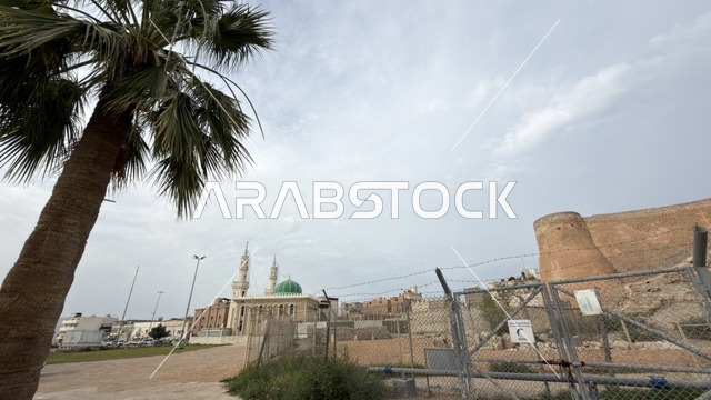قلعة تاروت والمسجد في القطيف بالمملكة العربية السعودية