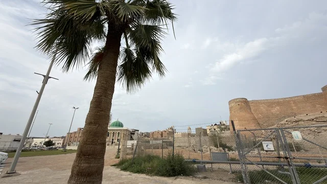 قلعة تاروت الأثرية في القطيف مع نخلة ومسجد
