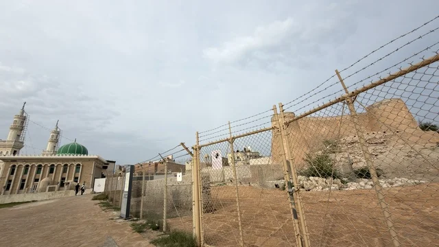 قلعة تاروت في القطيف مع المسجد والسياج