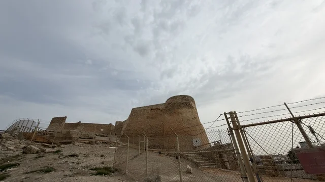 قلعة تاروت التاريخية في القطيف مع الجدران الطينية القديمة