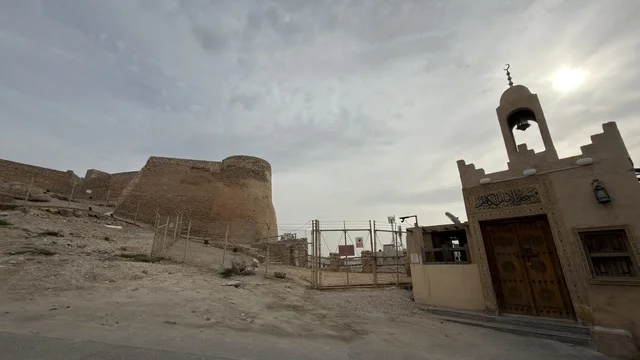 قلعة تاروت التاريخية في القطيف تحت سماء غائمة