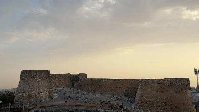 قلعة تاروت التاريخية في القطيف وقت الغروب