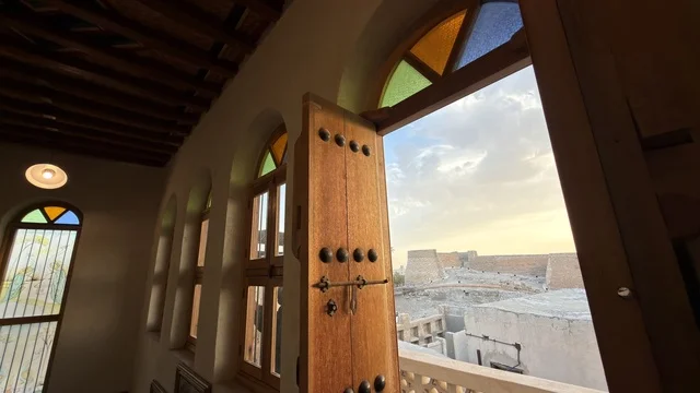 إطلالة على قلعة تاروت بالقطيف من داخل مبنى تراثي