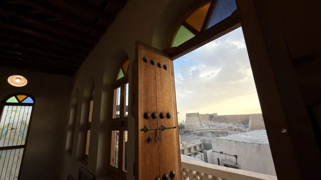 قلعة تاروت القطيف من خلال باب خشبي تراثي قلعة تاروت القطيف من خلال باب خشبي تراثي