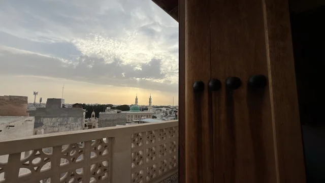 إطلالة قلعة تاروت بالقطيف مع مآذن المساجد وقت الغروب