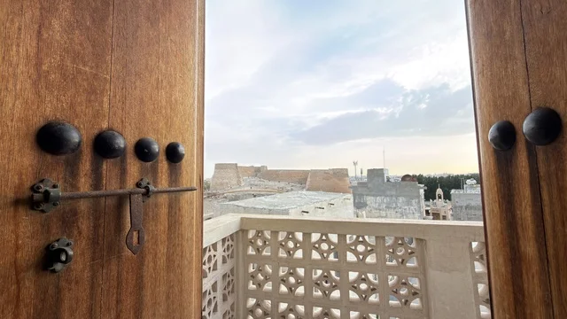 قلعة تاروت القطيف من خلال باب خشبي تراثي