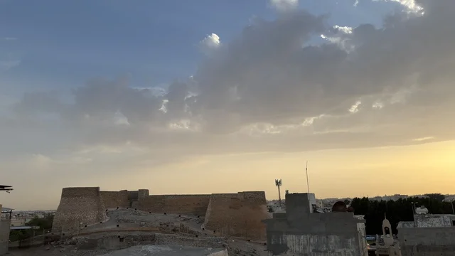 قلعة تاروت القطيف وقت غروب الشمس مع الغيوم